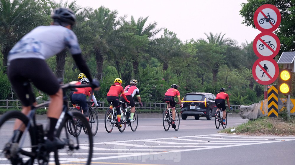 Những đoàn xe đạp đua với tử thần trên cao tốc 80km/giờ - Ảnh 7.