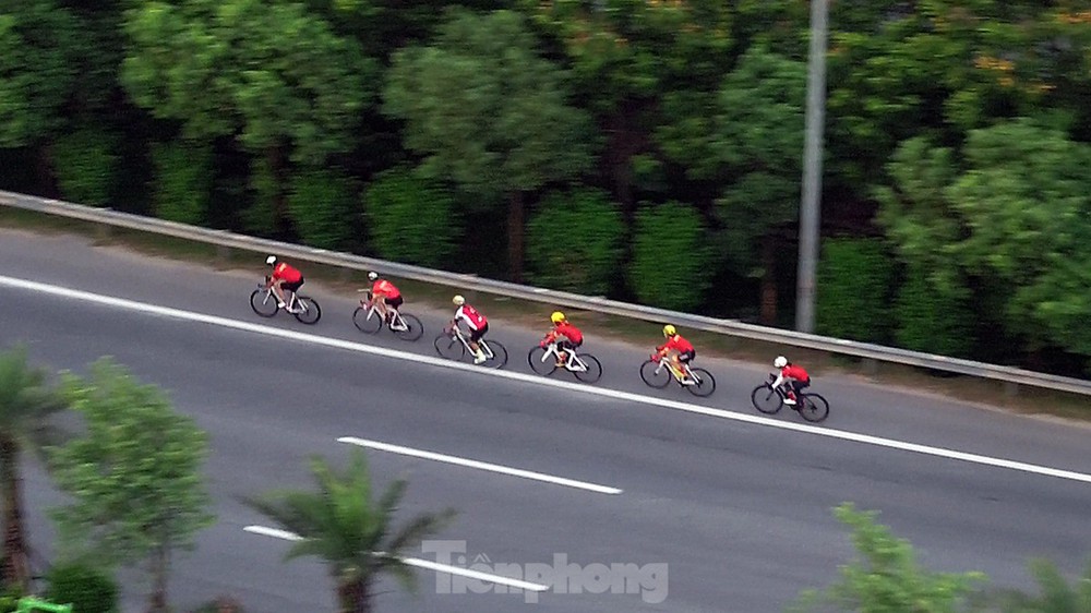Những đoàn xe đạp đua với tử thần trên cao tốc 80km/giờ - Ảnh 6.