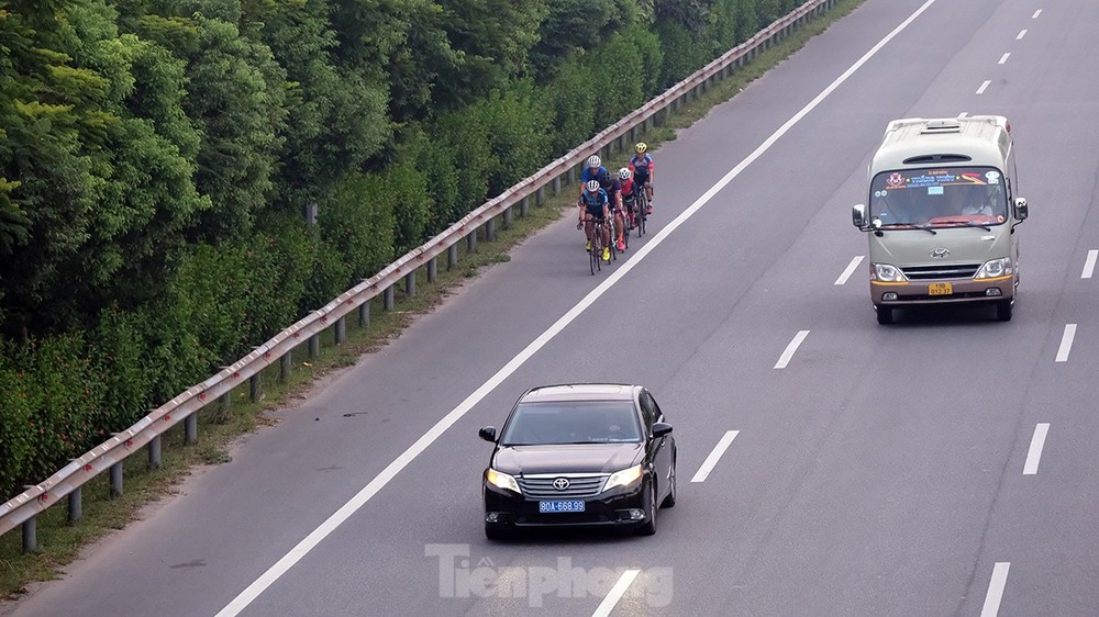 Những đoàn xe đạp đua với tử thần trên cao tốc 80km/giờ - Ảnh 5.