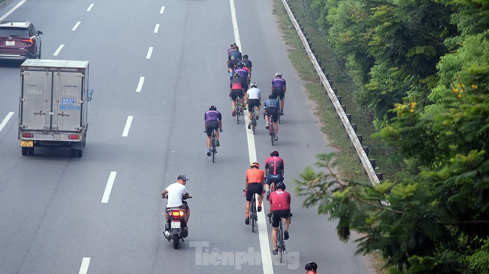 Những đoàn xe đạp đua với tử thần trên cao tốc 80km/giờ - Ảnh 4.