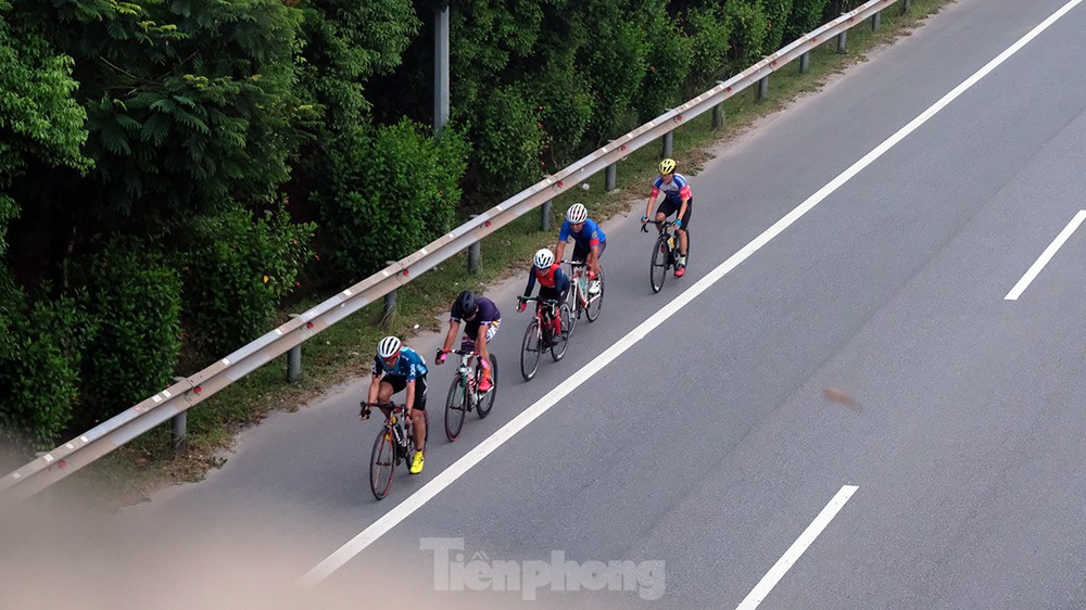 Những đoàn xe đạp đua với tử thần trên cao tốc 80km/giờ - Ảnh 3.