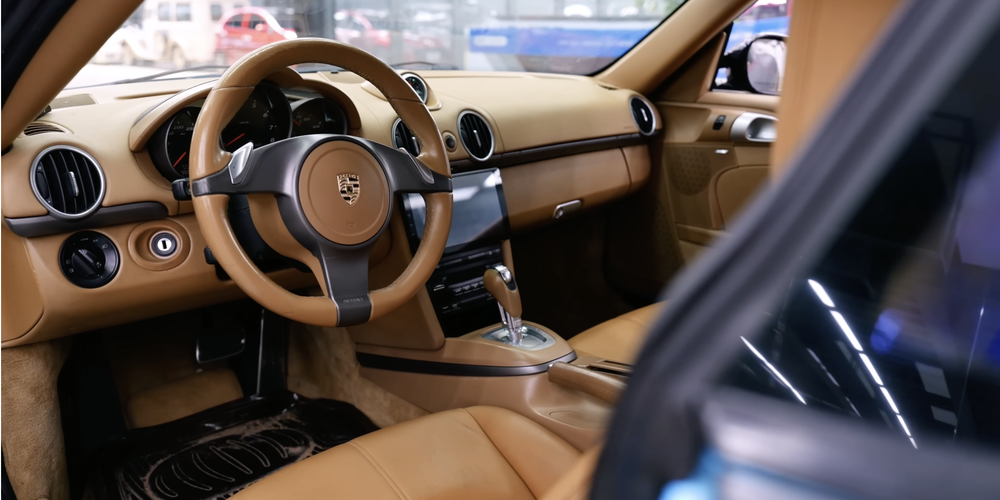 Thợ Việt ‘lột xác’ Porsche Cayman 15 tuổi theo phong cách xe đời mới, thêm màn hình Android và trần sao kiểu Rolls-Royce - Ảnh 4.