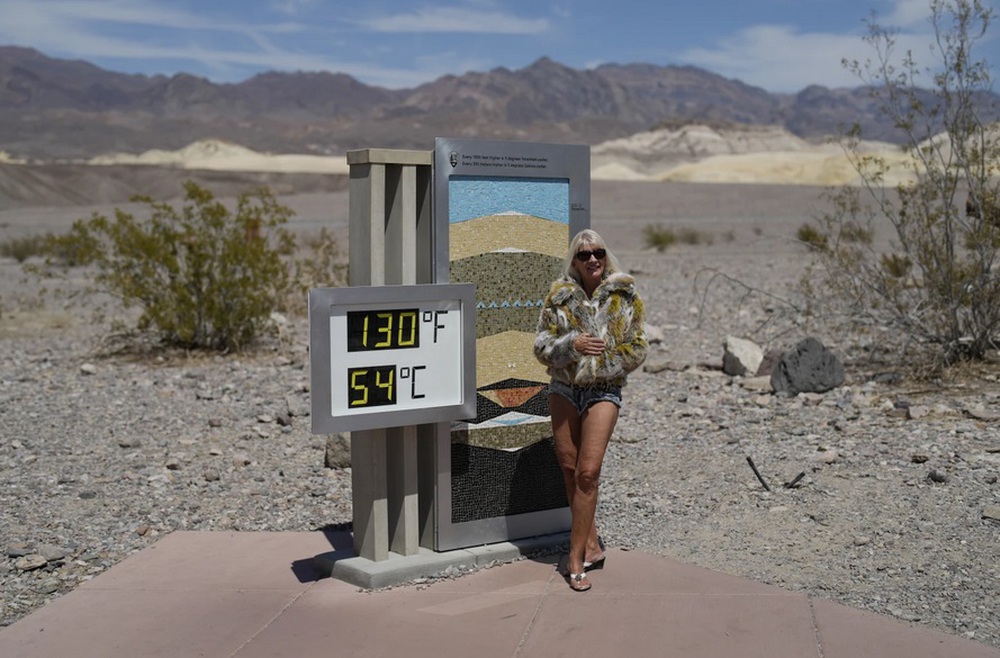 Nóng trên 53 độ C, du khách vẫn đổ về Thung lũng Chết ở Mỹ - Ảnh 1.