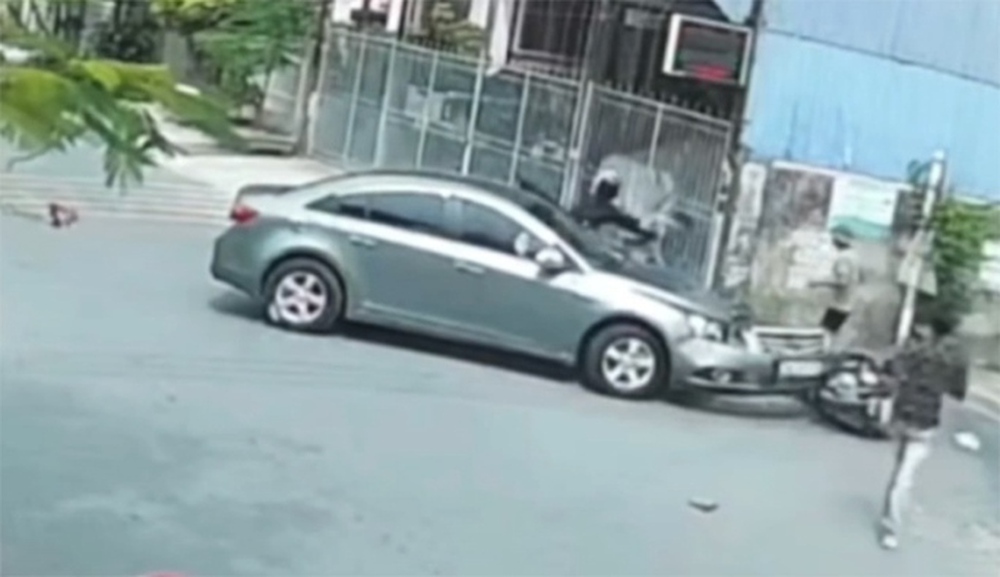 Chồng lái ôtô tông trực diện vào người đàn ông đang chở vợ mình trên xe máy - Ảnh 1.