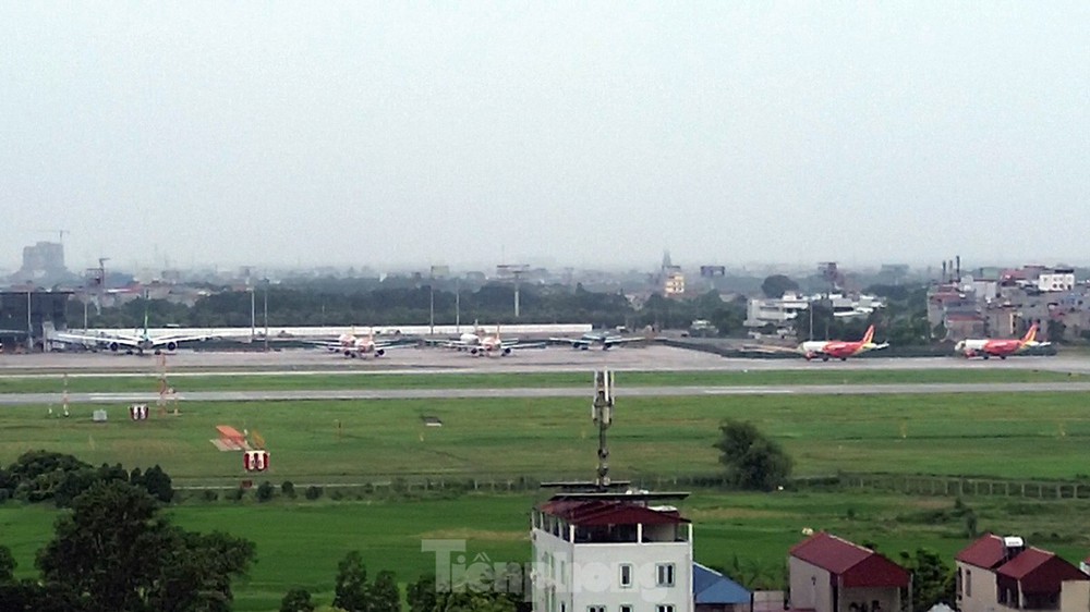 Hình ảnh sân bay Nội Bài cửa đóng, then cài tránh bão số 1 đổ bộ - Ảnh 17.