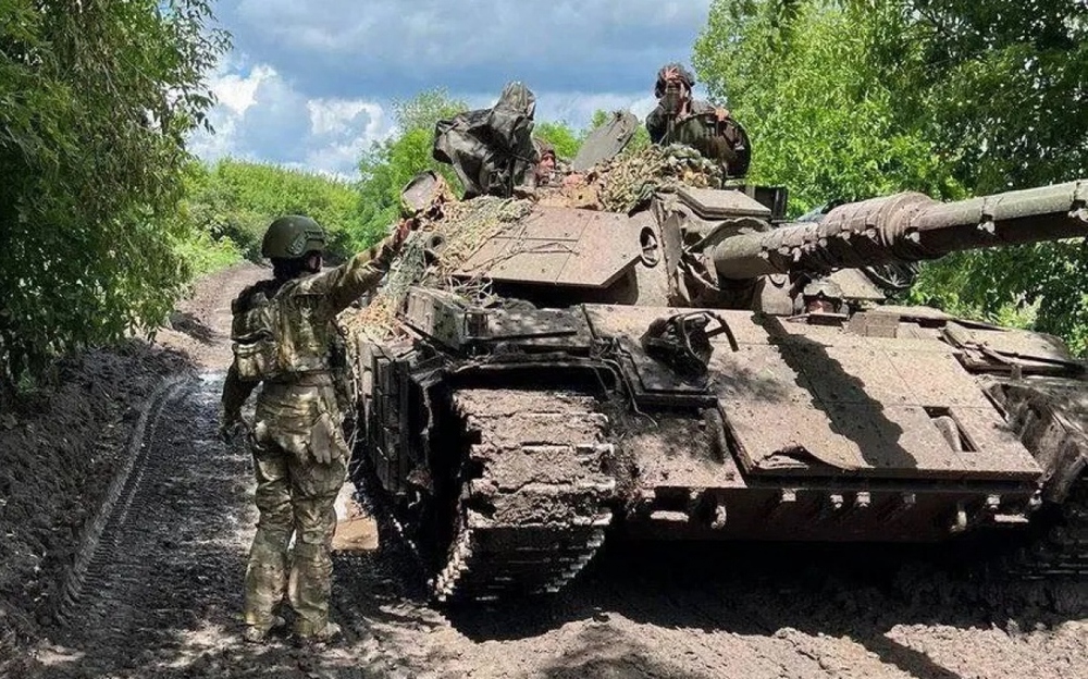 Xe tăng Ukraine M-55S sống sót thần kỳ sau khi trúng đạn pháo Nga - Ảnh 1.