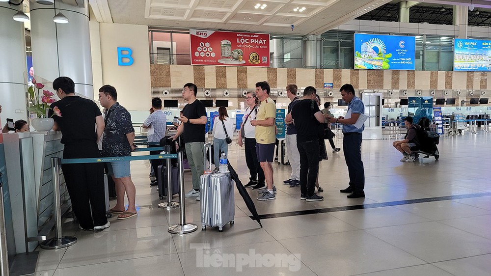Hình ảnh sân bay Nội Bài cửa đóng, then cài tránh bão số 1 đổ bộ - Ảnh 6.