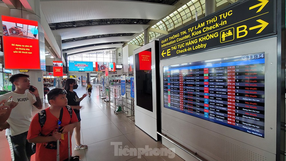 Hình ảnh sân bay Nội Bài cửa đóng, then cài tránh bão số 1 đổ bộ - Ảnh 5.