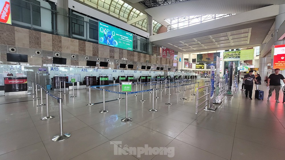 Hình ảnh sân bay Nội Bài cửa đóng, then cài tránh bão số 1 đổ bộ - Ảnh 1.