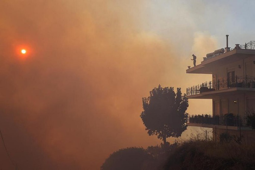 Hy Lạp: Cháy rừng dữ dội, hơn 1.000 trẻ em tháo chạy khỏi trại hè - Ảnh 2.