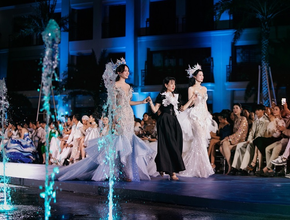 Hoa hậu Mai Phương, á hậu Phương Nhi hóa mỹ nhân ngư, tỏa sáng trên sàn catwalk với đầm của NTK Anh Thư - Ảnh 5.