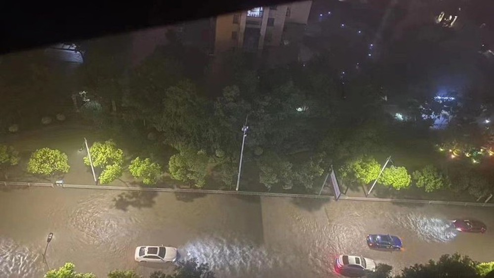 Trung Quốc hứng chịu mưa lớn kỷ lục do bão Talim - Ảnh 4.