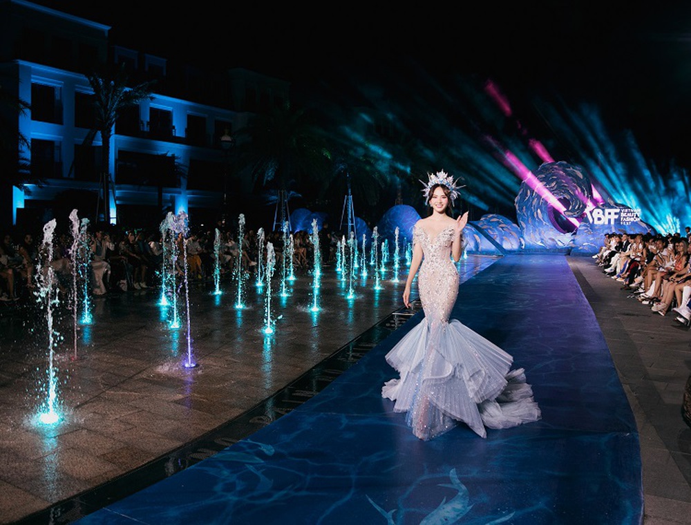 Hoa hậu Mai Phương, á hậu Phương Nhi hóa mỹ nhân ngư, tỏa sáng trên sàn catwalk với đầm của NTK Anh Thư - Ảnh 4.