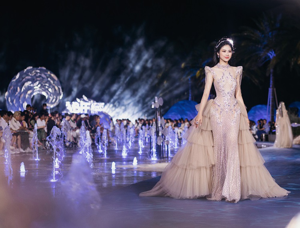 Hoa hậu Mai Phương, á hậu Phương Nhi hóa mỹ nhân ngư, tỏa sáng trên sàn catwalk với đầm của NTK Anh Thư - Ảnh 3.