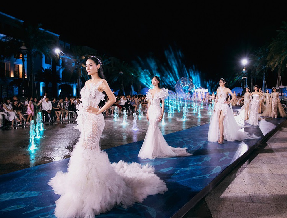 Hoa hậu Mai Phương, á hậu Phương Nhi hóa mỹ nhân ngư, tỏa sáng trên sàn catwalk với đầm của NTK Anh Thư - Ảnh 2.