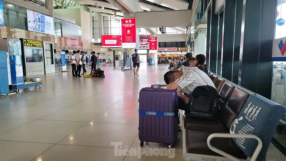 Hình ảnh sân bay Nội Bài cửa đóng, then cài tránh bão số 1 đổ bộ - Ảnh 9.