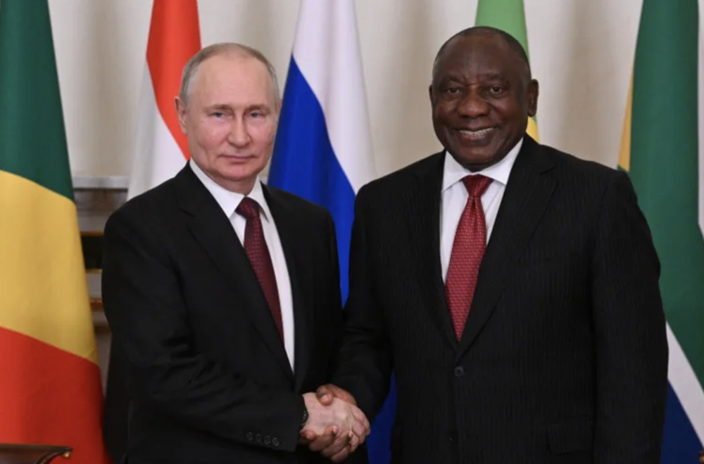 Ông Putin thăm Nam Phi, Tổng thống Ramaphosa từ chối tuân thủ lệnh của ICC - Ảnh 1.