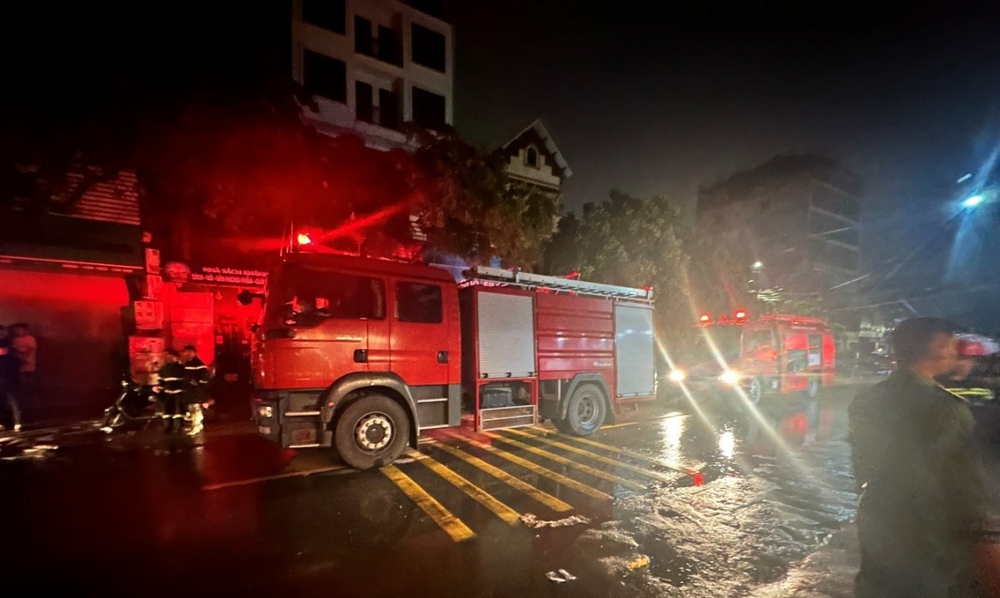 Cháy cửa hàng sửa xe máy khiến 3 người trong 1 gia đình tử vong ở Hà Nội - Ảnh 1.