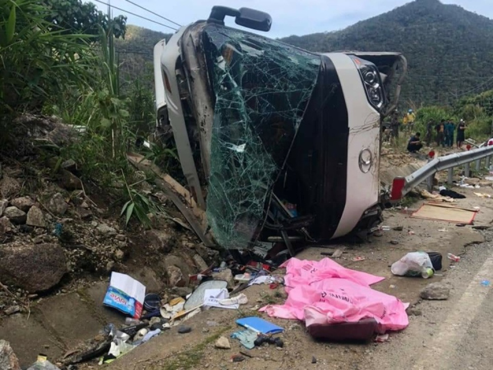 Danh tính 13 nạn nhân thương vong trong vụ lật xe trên đèo Khánh Lê - Ảnh 1.