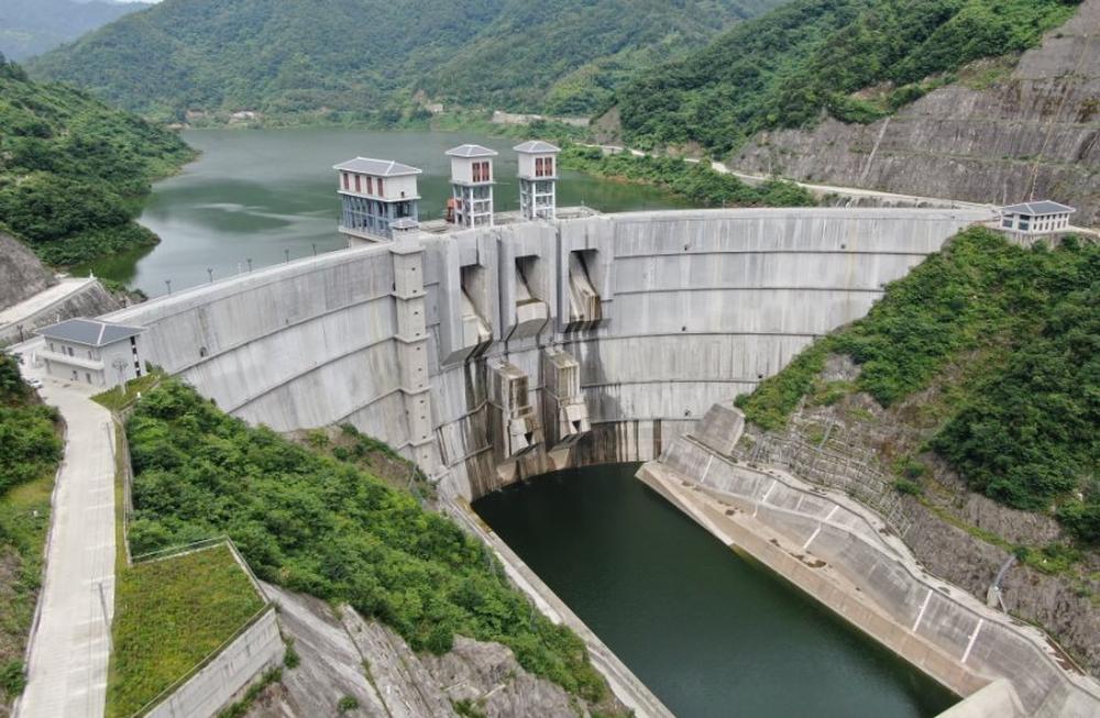 Trung Quốc chính thức vận hành thử nghiệm siêu dự án ‘dẫn nước khổng lồ’: Tổng diện tích 14.000 mét vuông, đào hầm xuyên núi dài 98 km, chi phí khủng lên tới 170 nghìn tỷ đồng - Ảnh 1.