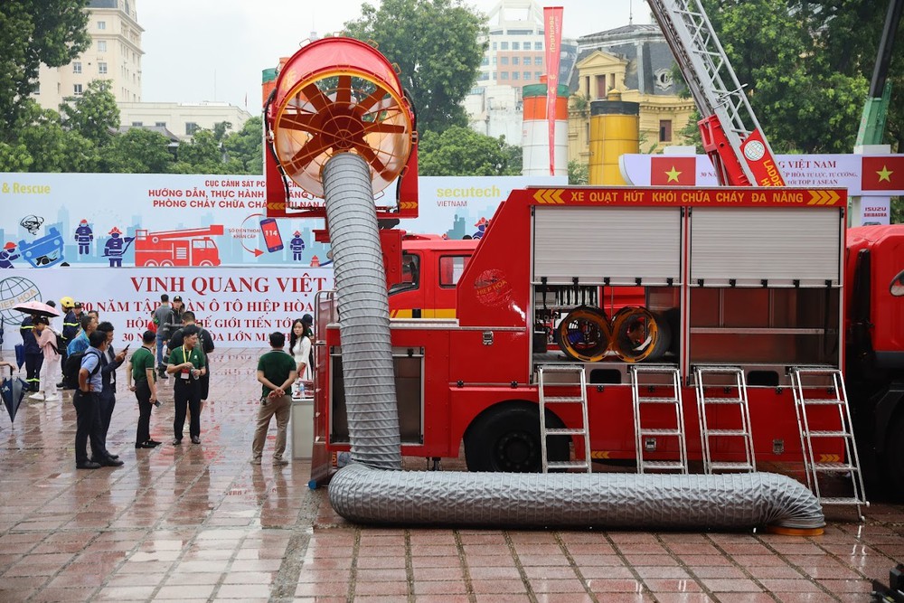 Cận cảnh thiết bị chữa cháy, cứu hộ hiện đại tại triển lãm lớn nhất từ trước tới nay - Ảnh 18.