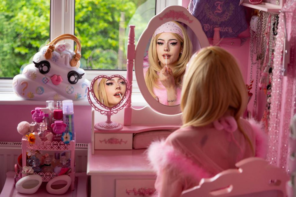 Cô nàng tự biến mình thành búp bê Barbie ngoài đời thực - Ảnh 2.