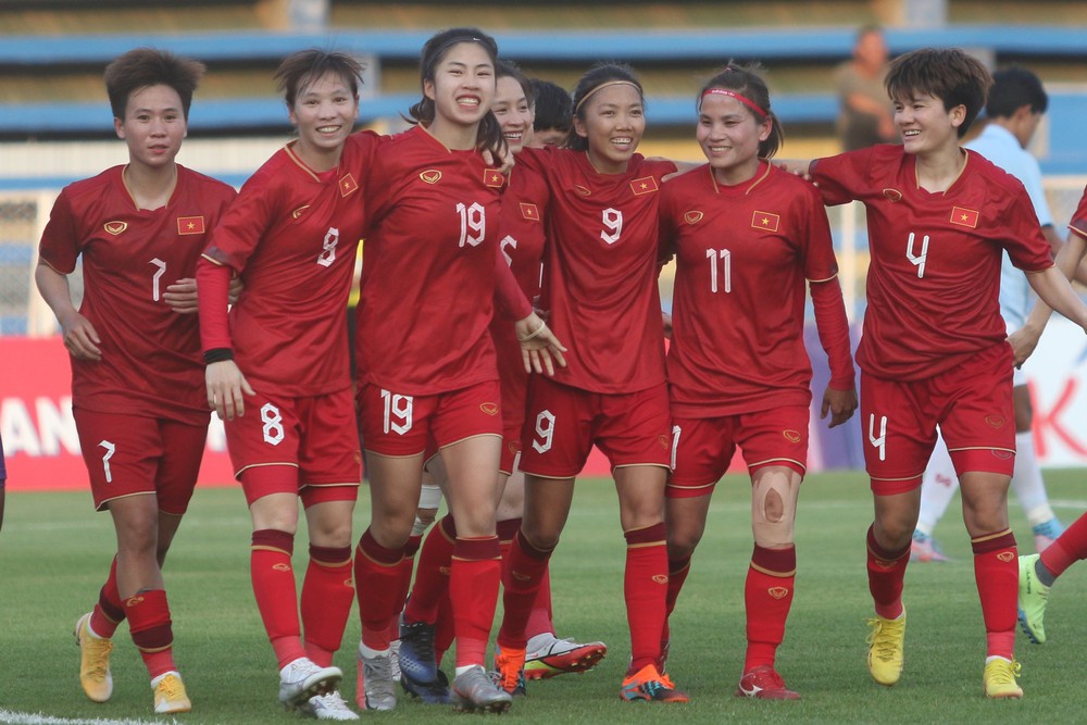 Đôi vai mang 6 con vít và hành trình đến World Cup đẫm nước mắt của vệ binh lớn tuổi nhất tuyển nữ Việt Nam - Ảnh 2.