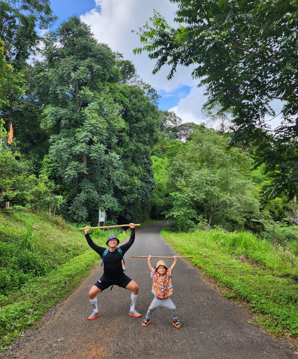 Các gia đình trẻ làm mới kỳ nghỉ hè bằng cách trekking thác Lưu Ly gần TP.HCM