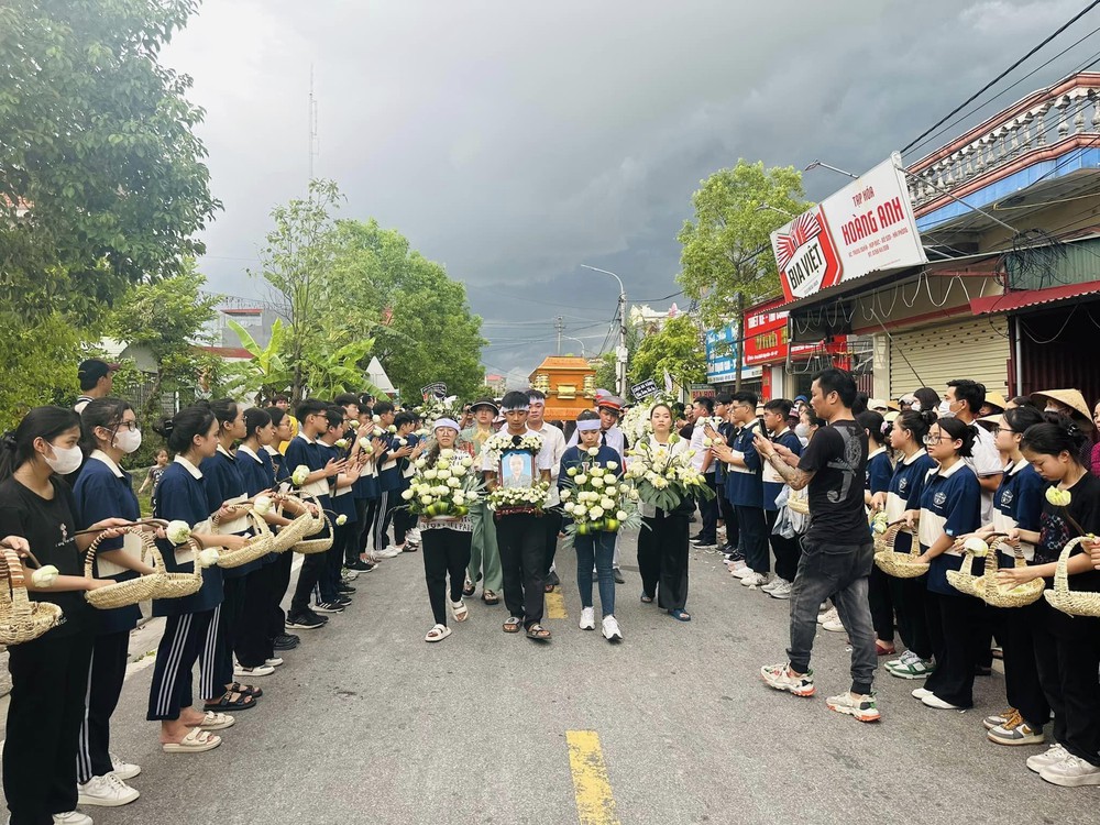 Bố mẹ ca nương Tú Thanh ở nước ngoài, không kịp về nhìn con lần cuối - Ảnh 1.