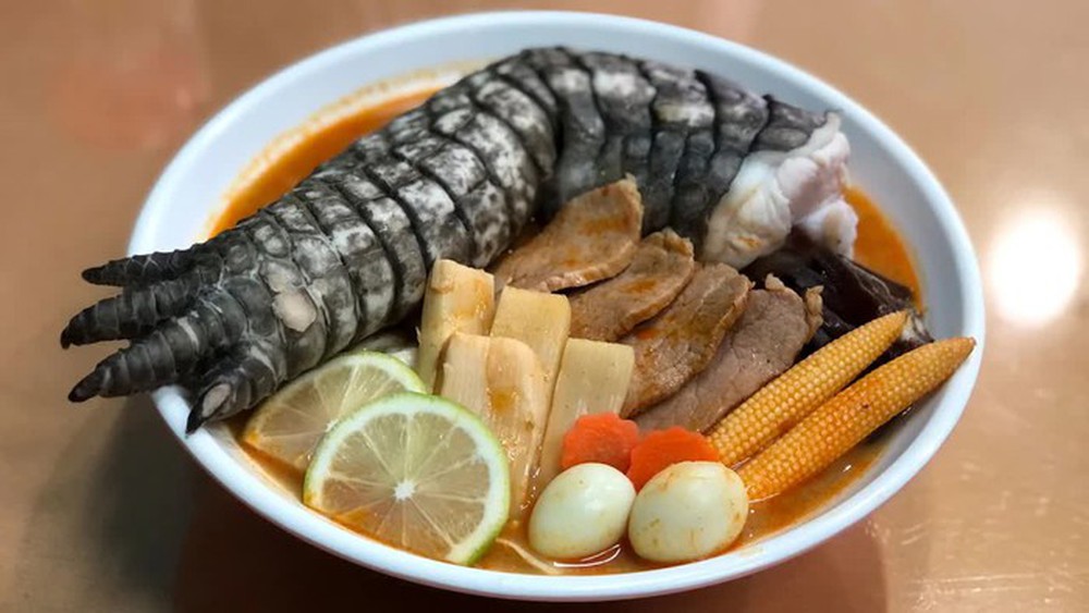 Món mì ramen chân cá sấu khiến thực khách can đảm nhất cũng chùn bước - Ảnh 1.