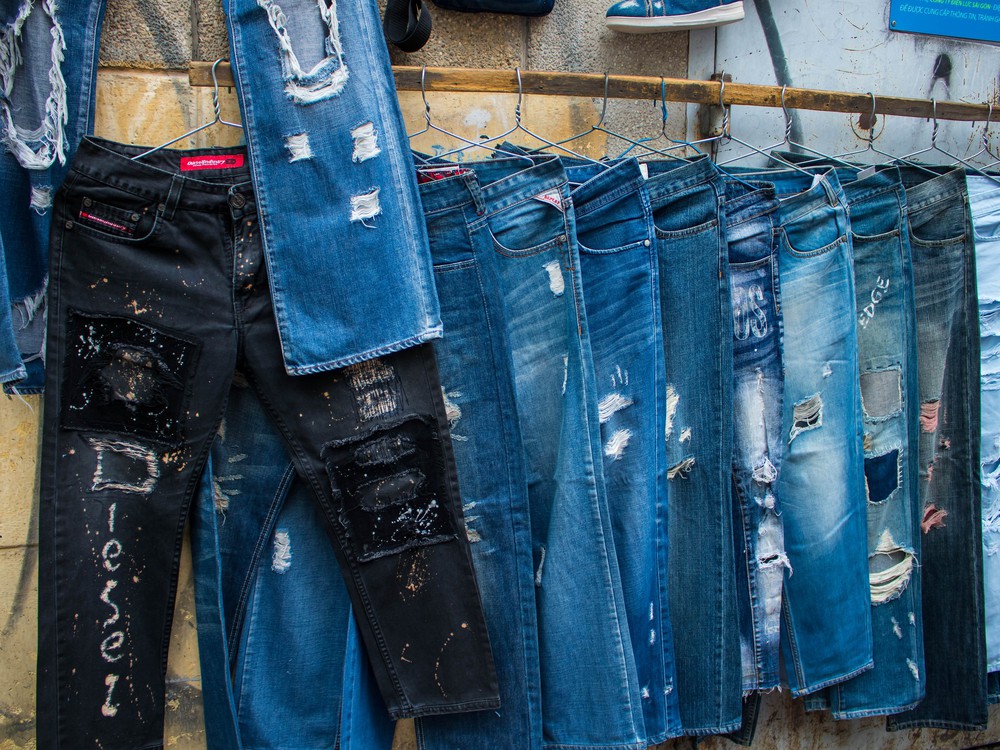 Người đàn ông 30 năm miệt mài xé quần jean