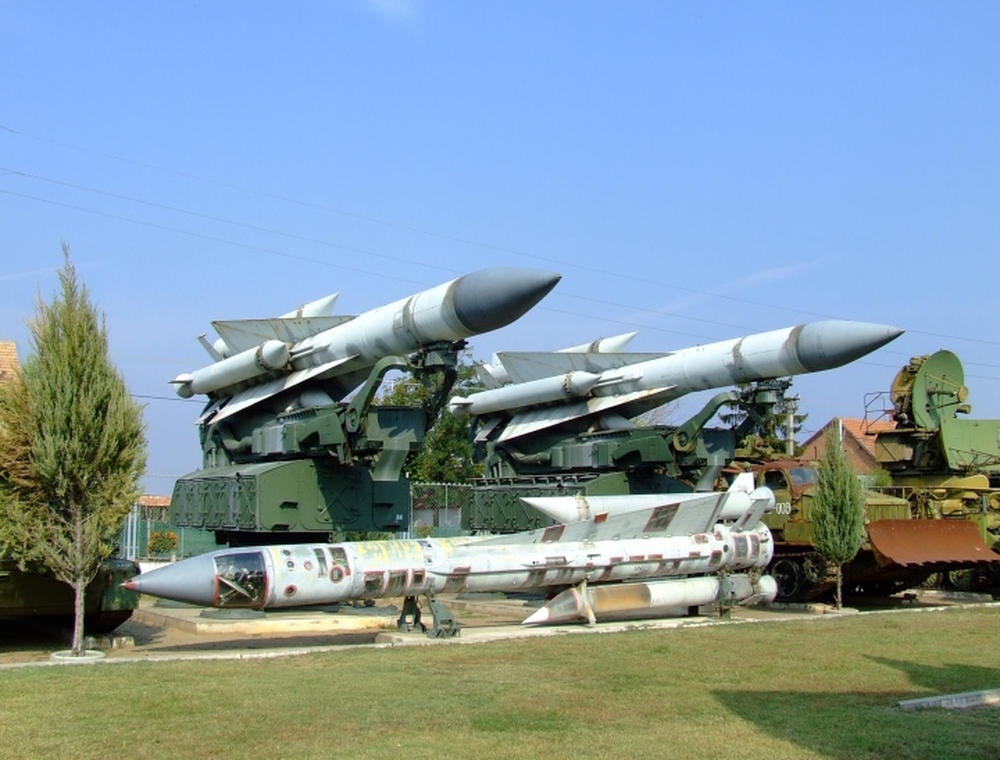 Bất ngờ khi Ukraine biến tên lửa phòng không S-200 thành tên lửa đạn đạo - Ảnh 1.