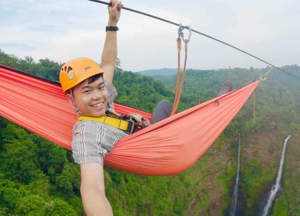 Chàng trai Việt trải nghiệm thử thách ngủ trên “chiếc giường nguy hiểm nhất thế giới” giữa vách núi, phải “buộc” mình vào dây - Ảnh 2.