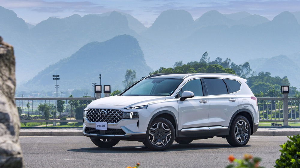 Bảng giá xe Hyundai tháng 7: Hyundai Santa Fe giảm hơn 100 triệu đồng tại đại lý - Ảnh 1.