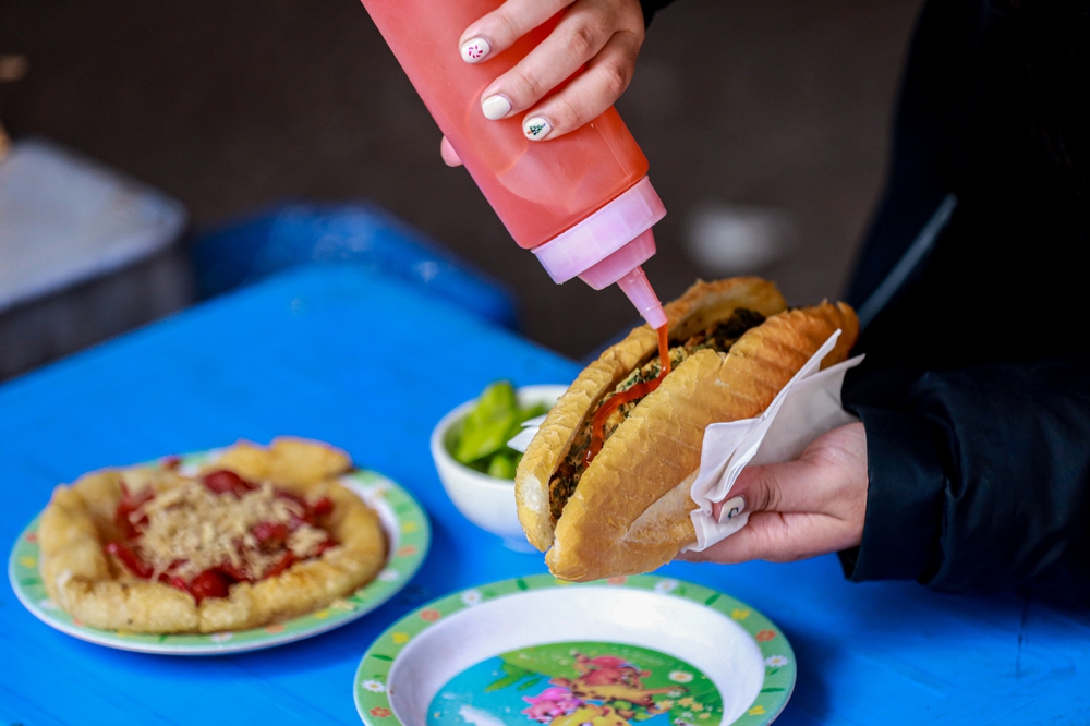 Món bánh mì cực đơn giản nhưng lại tạo hàng nghìn cuộc bàn luận đầy ngỡ ngàng về sự khác nhau ở TP.HCM và Hà Nội