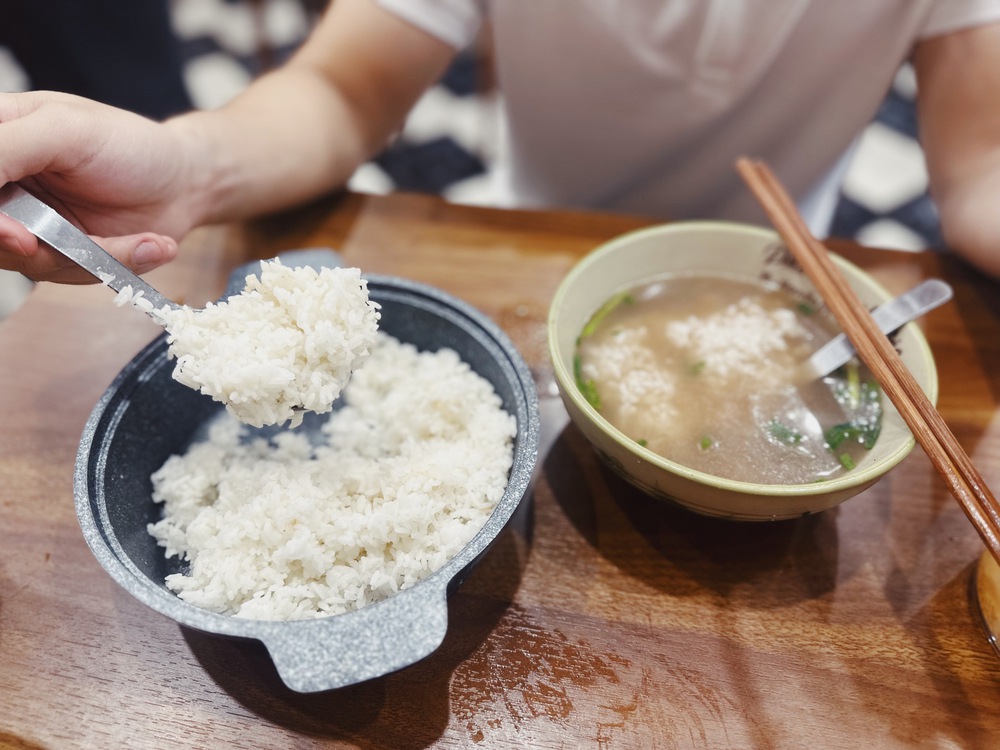 Khi giới trẻ thưởng thức món “phở cơm nguội”, ngỡ bình dị nhưng lại là mỹ vị thời ông bà anh
