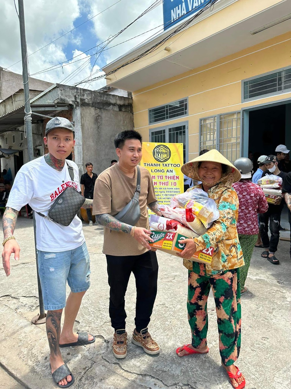 9x bỏ ngang ngành Y theo nghề xăm và hành trình làm thiện nguyện suốt 10 năm, xóa bỏ định kiến