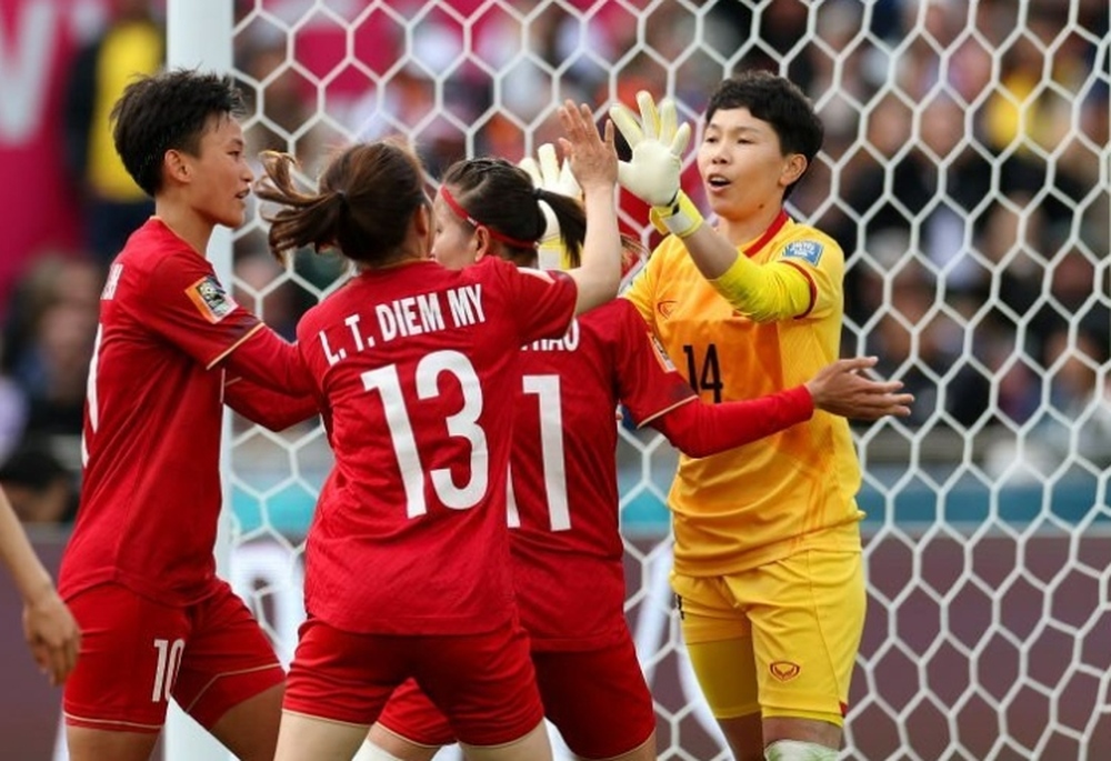 Tuyển nữ Việt Nam ra mắt ấn tượng ở World Cup, dân mạng rưng rưng xúc động - Ảnh 2.