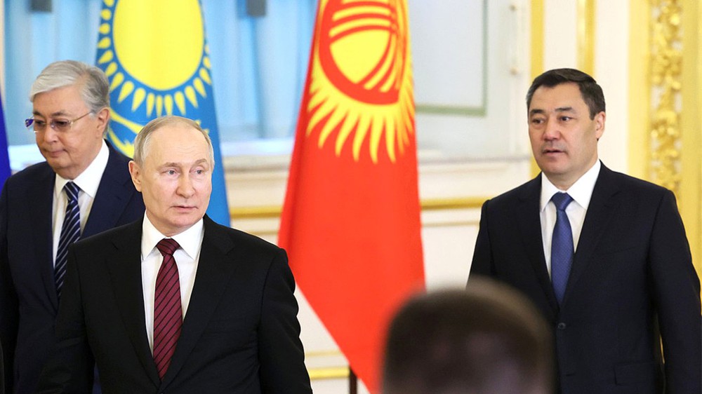 Kyrgyzstan bắt đầu kiểm tra xuất khẩu sang Nga để tránh bị Mỹ trừng phạt - Ảnh 1.