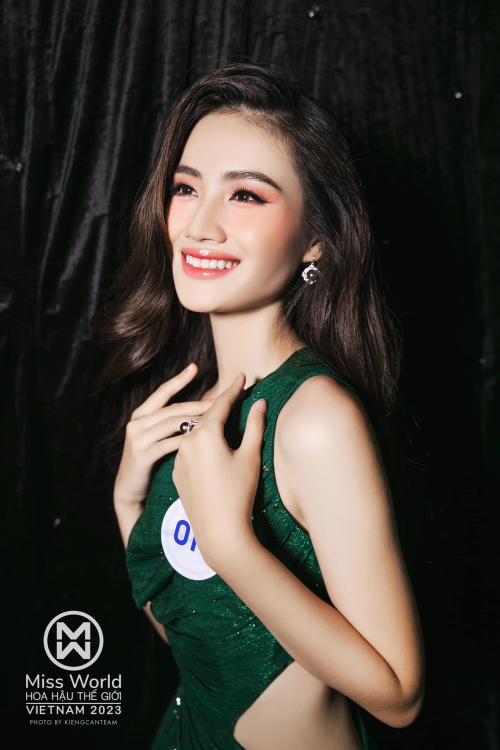 Huỳnh Trần Ý Nhi - Tân Miss World Vietnam 2023: Tính hướng nội nhưng ứng xử cực ấn tượng - Ảnh 1.