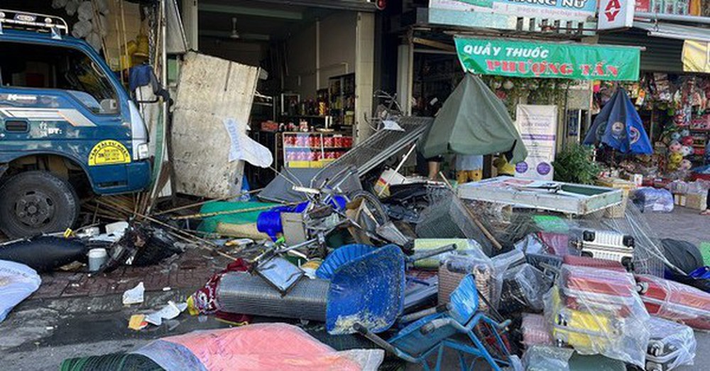 Hàng xóm bàng hoàng kể lại giây phút xe tải lao vào nhà dân làm 2 người tử vong
