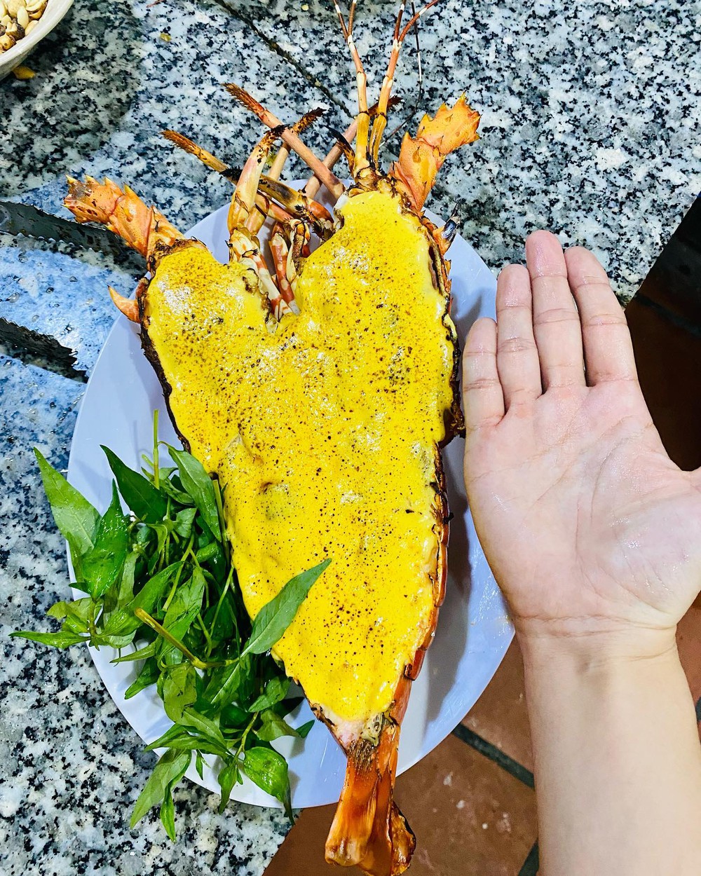 1 hàng hải sản bình dân ở Nha Trang có gì đặc biệt mà Hồ Ngọc Hà bất ngờ ghé tới?