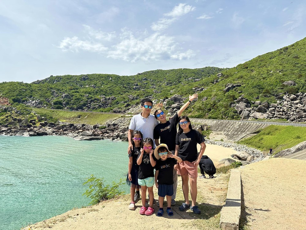 Con gái xin chăn đắp trên máy bay, MC Minh Trang kiên quyết từ chối, lý do đưa ra khiến nhiều người đồng tình - Ảnh 3.