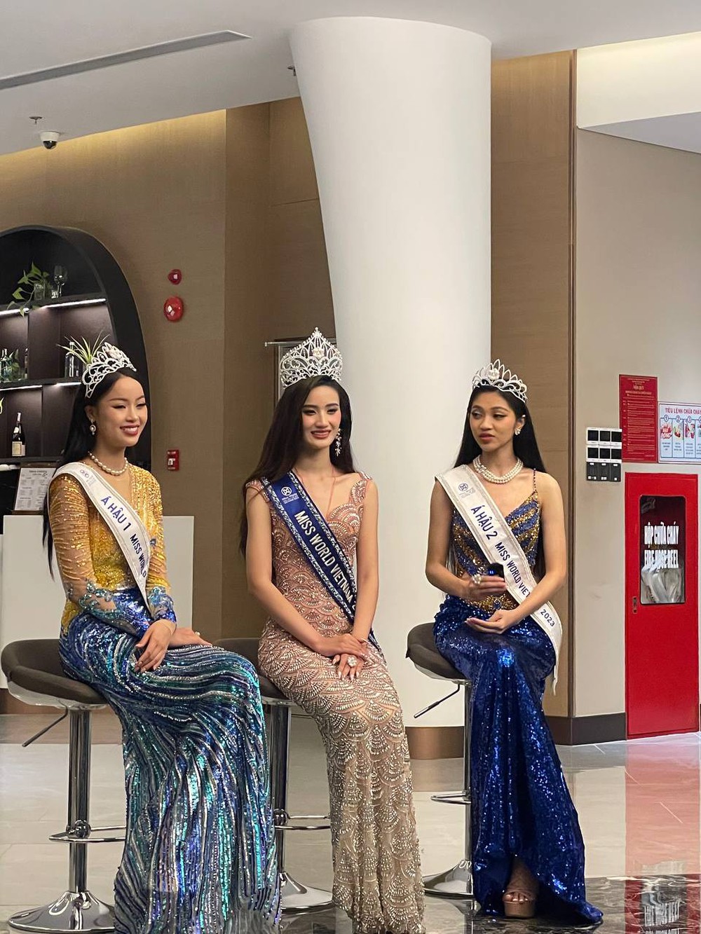 Cận cam thường Hoa hậu Ý Nhi và Á hậu Miss World Vietnam: Có còn lung linh rạng rỡ lúc 2h sáng? - Ảnh 1.