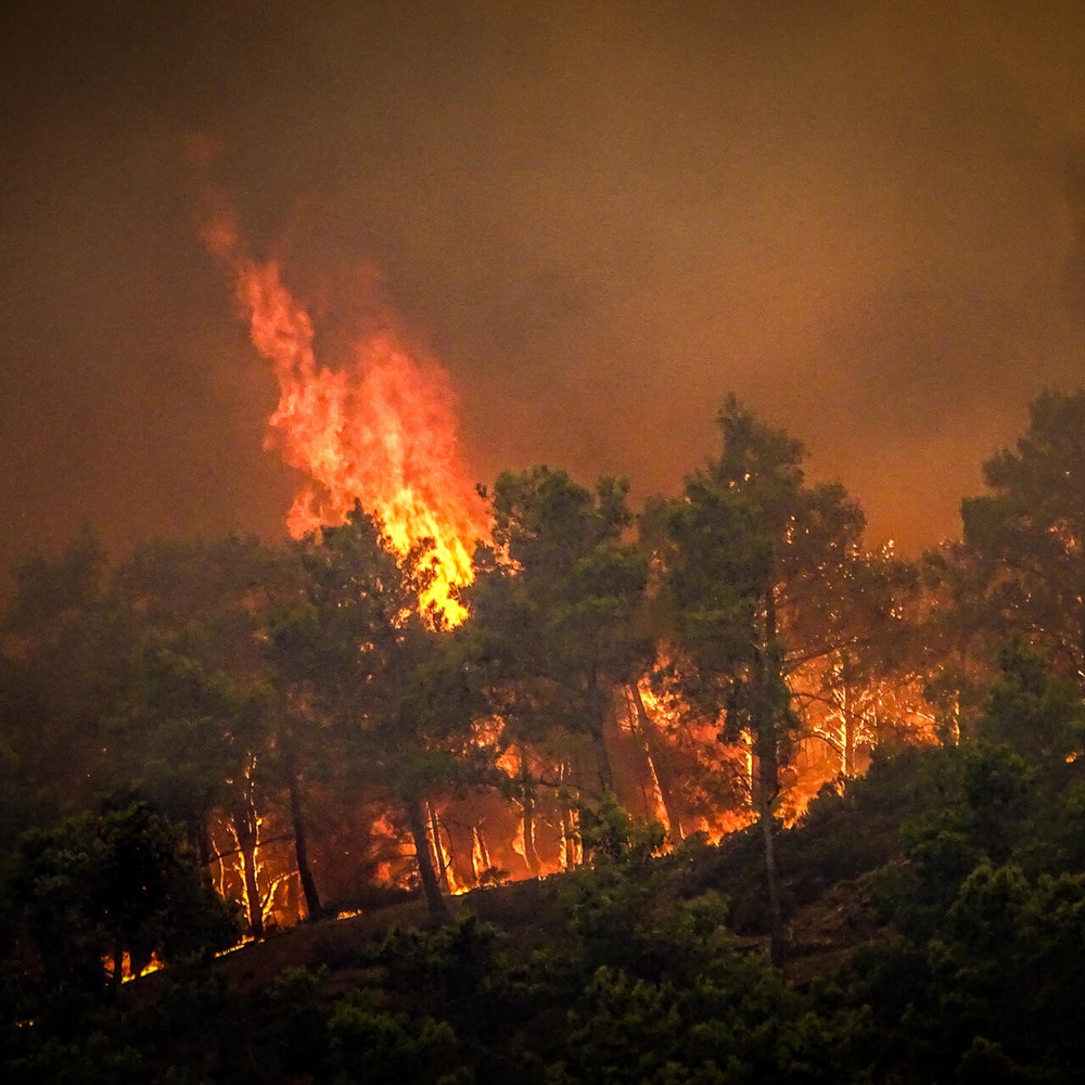 Cháy lớn tại Hy Lạp: Du khách tháo chạy, cảnh tượng chưa từng có - Ảnh 3.