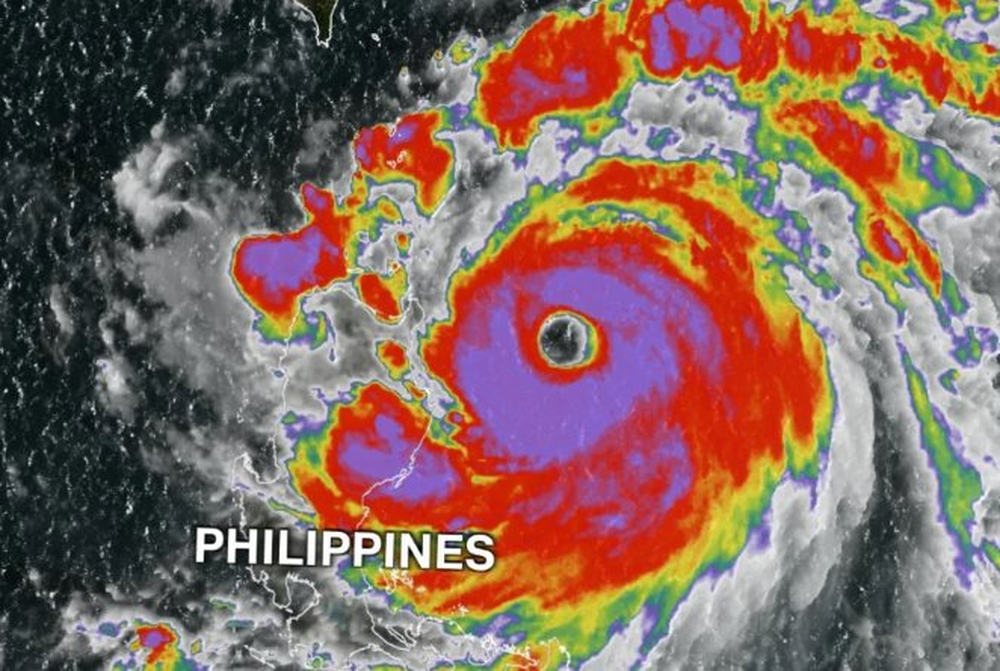 Điều đáng lo trở thành sự thật: Doksuri mạnh lên thành “siêu bão”, đang trên đường đe dọa quốc gia Đông Nam Á không xa Việt Nam - Ảnh 1.