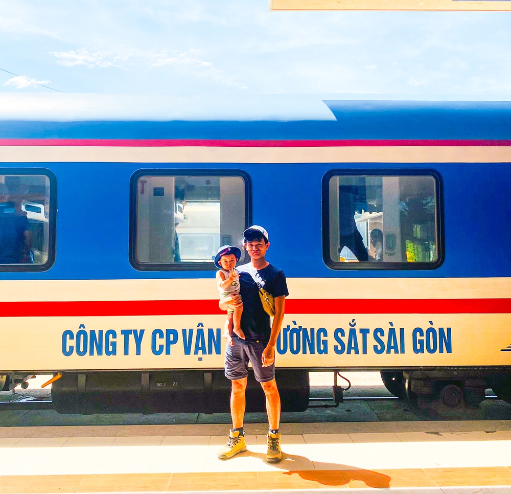 Ông bố trẻ đưa gia đình đi du lịch muôn nơi, mong tuổi thơ con có nhiều trải nghiệm
