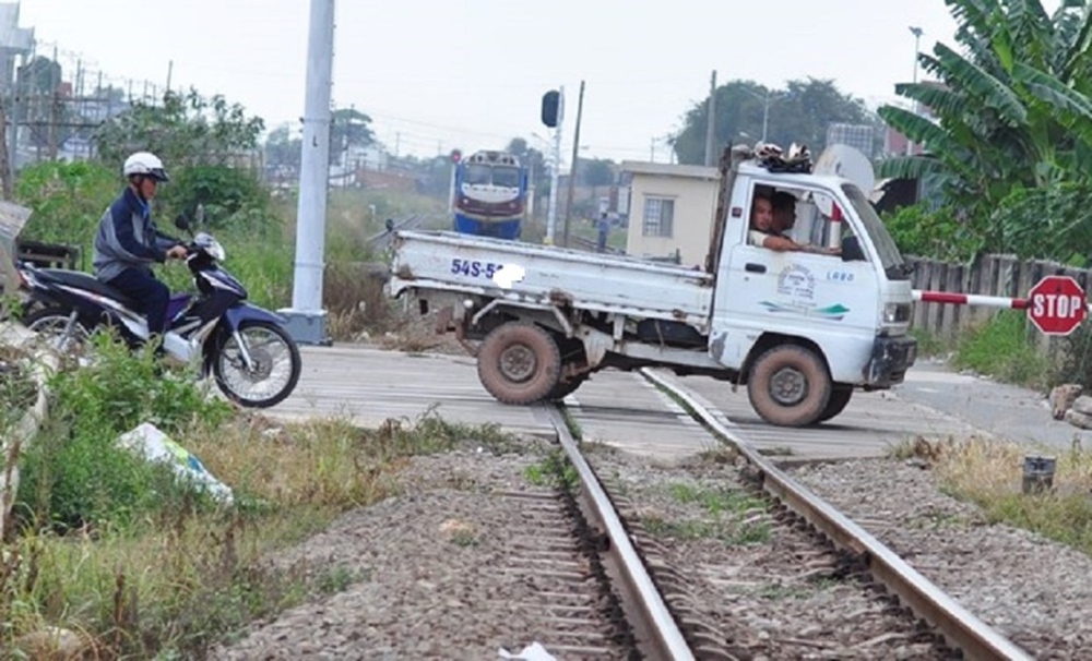 Kinh nghiệm lái ô tô qua đường sắt đảm bảo an toàn tài xế nên biết - Ảnh 1.