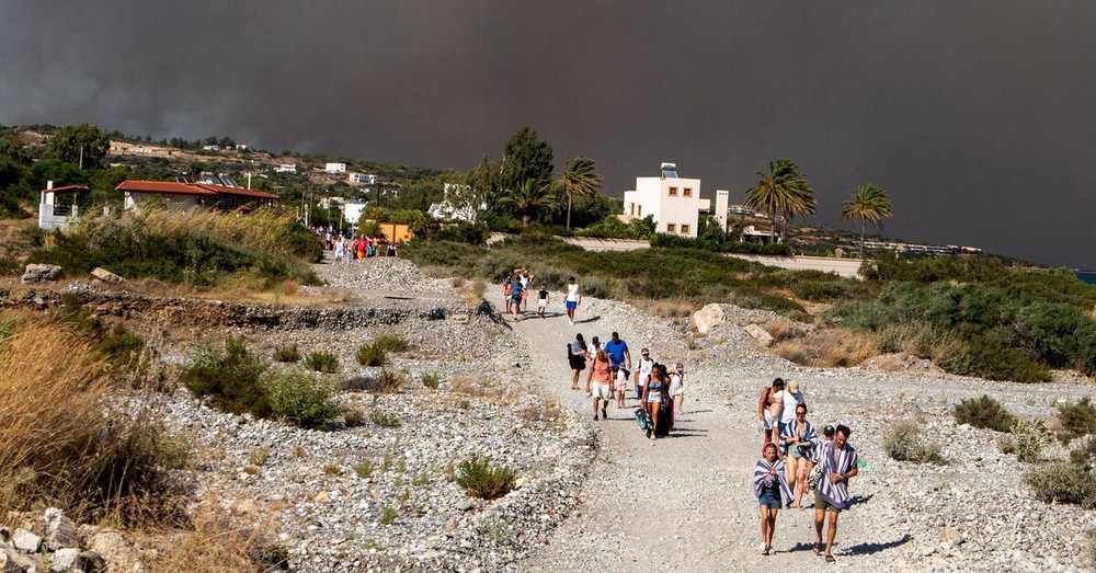 Cháy lớn tại Hy Lạp: Du khách tháo chạy, cảnh tượng chưa từng có - Ảnh 1.