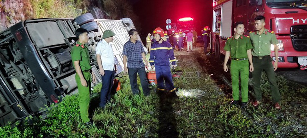 Xe khách lật vào vách núi, 1 người mắc kẹt trong xe nghi tử vong - Ảnh 6.